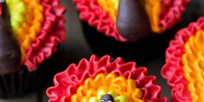 Fun Thanksgiving Table Settings & Creative Desserts