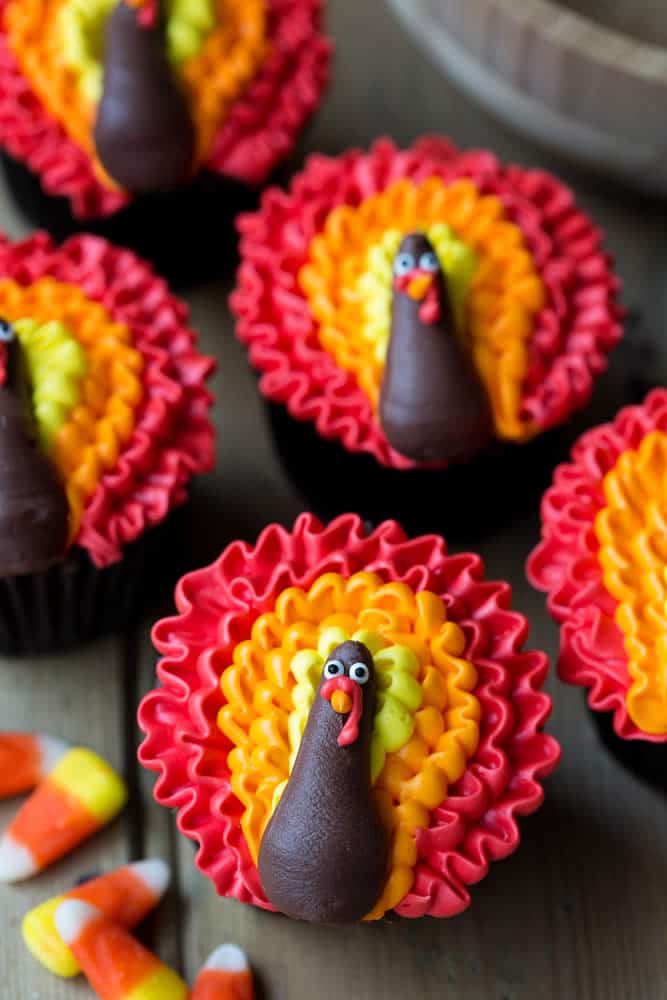 Fun Thanksgiving Table Settings & Creative Desserts