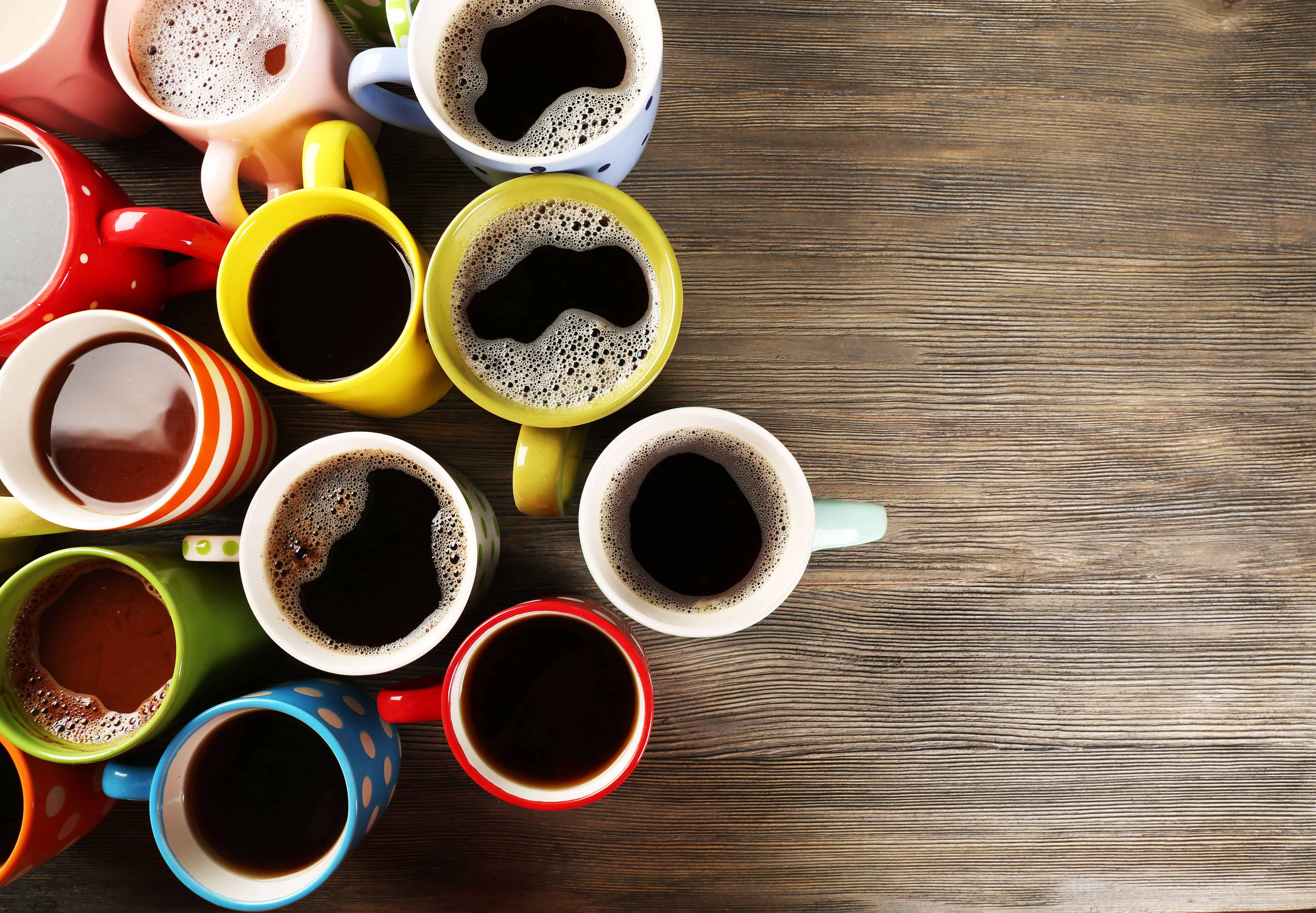 Чай кофе много. Чашка кофе. Кружки для кофе. Яркие кофейные чашки. Кофе в разных чашках.