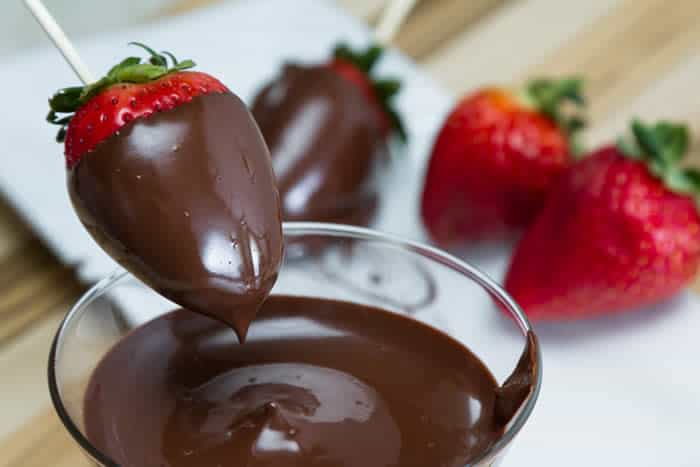 Dark chocolate covered strawberries can support heart health.