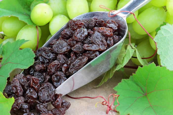 Eating raisins can promote heart health.